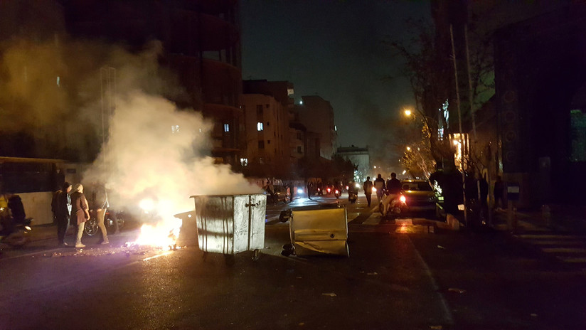 Un manifestante mata a un policía y hiere a otros tres durante las protestas en Irán