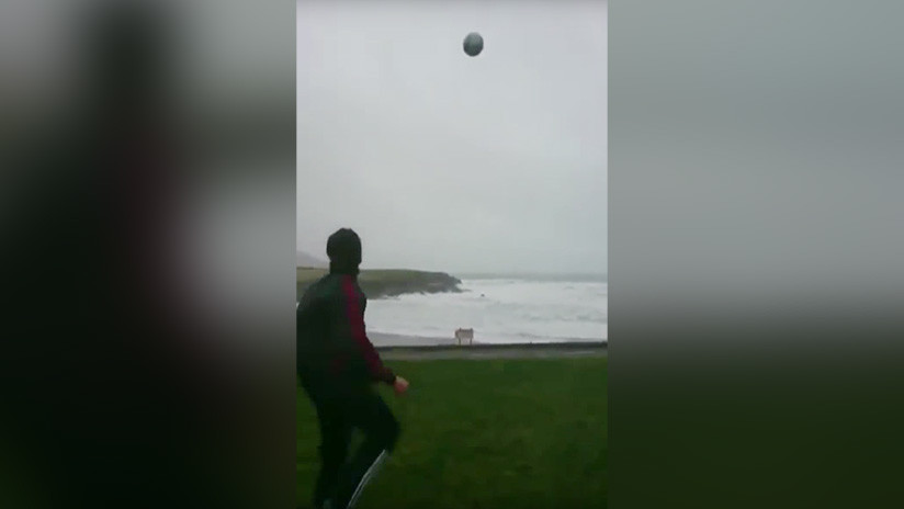 VIDEO: Un futbolista desafía a la naturaleza jugando con el huracán Eleanor