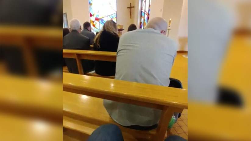 VIDEO VIRAL: Un hombre mira fútbol durante una misa de la manera más ingeniosa