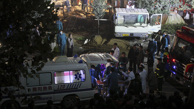 Un autobús con 54 ocupantes se vuelca en una autovía en el sur de China (FOTOS)