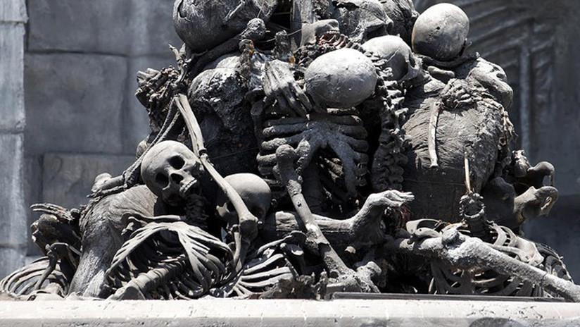 España: Una obra artística elaborada con huesos humanos desata la polémica (VIDEO)
