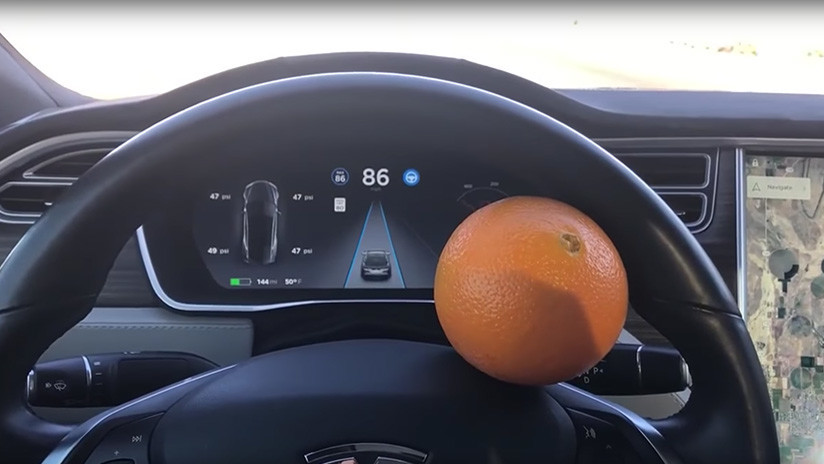 Una naranja engaña al piloto automático de un auto de Tesla (VIDEO)