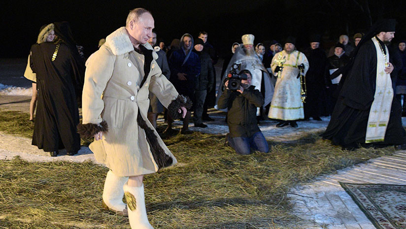 VIDEO: Putin viste un abrigo tradicional antes de sumergirse en un lago de aguas heladas