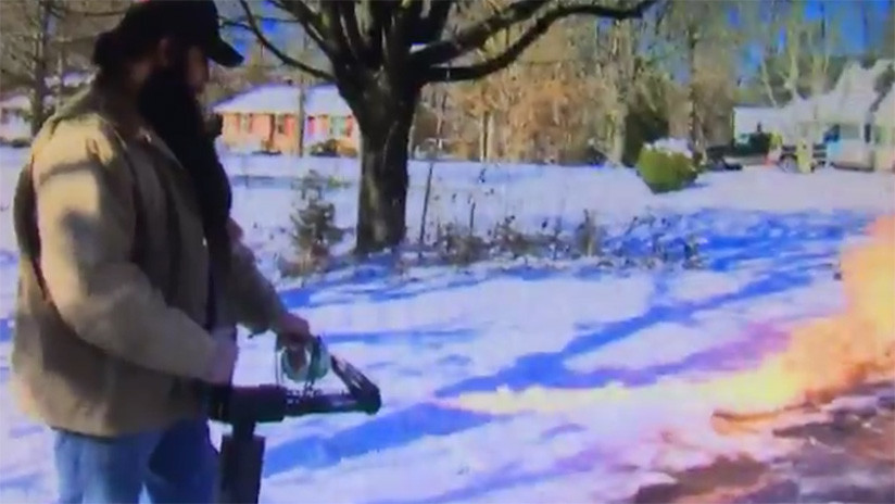 Un hombre usa un lanzallamas para quitar la nieve de la puerta de su casa (VIDEO)