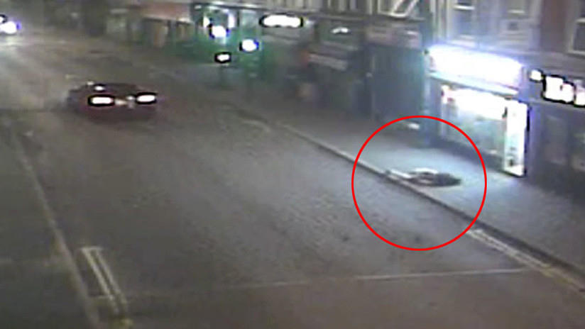 FUERTE VIDEO: Un joven vuela 20 metros tras ser embestido por un coche 