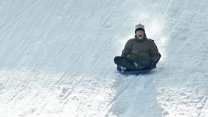 VIDEO: Practica el tubing 'a todo gas' y acaba chocando contra un coche