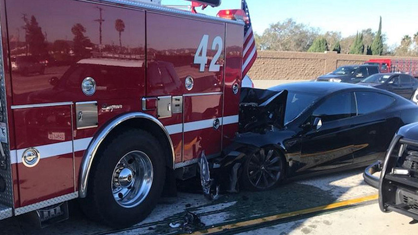 FOTO: Un Tesla en piloto automático se estrella contra un camión de bomberos