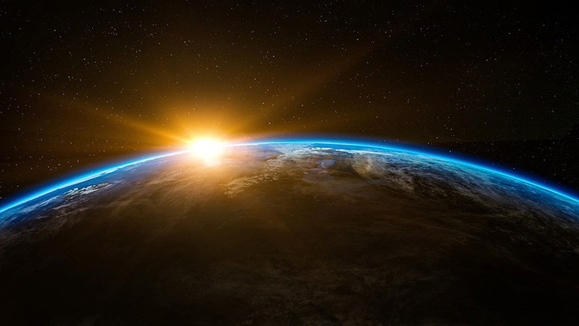 "Tiene que ser enorme": Internautas detectan un "OVNI dorado" en una transmisión de la NASA (VIDEO)