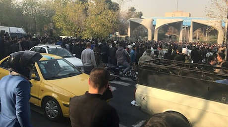 Manifestantes protestan cerca de la universidad de Teherán, Irán, el 30 de diciembre de 2017.