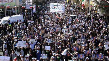 Manifestantes progubernamentales marchan en la ciudad santa de Qom, en Irán, el 3 de enero de 2018.