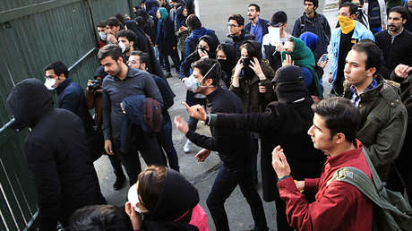 Estudiantes protestan en la Universidad de Teherán el 30 de diciembre de 2017.