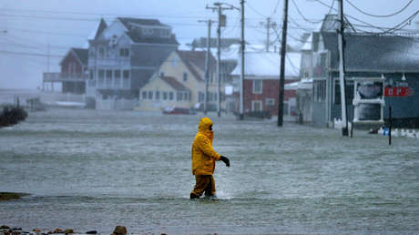 Un hombre camina por una calle inundada en Marshfield, Massachusetts, el 4 de enero de 2018.