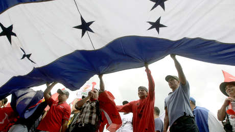 Partidarios de Salvador Nasralla portan una bandera nacional, San Pedro Sula, Honduras, 6 de enero de 2018.