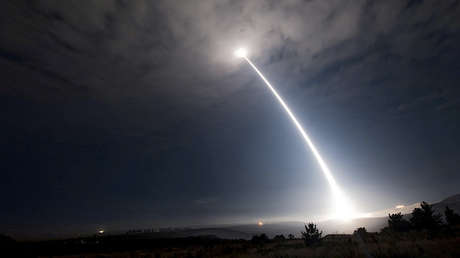Un misil balístico intercontinental Minuteman III es lanzado desde la Base de la Fuerza Aérea Vandenberg, California, EE.UU., el 2 de agosto de 2017.