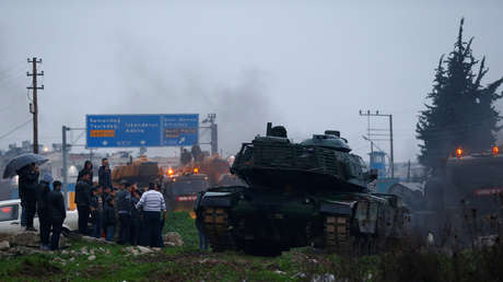 Un convoy turco llega a una base del ejército en la ciudad fronteriza de Reyhanli (Hatay), en Turquía.