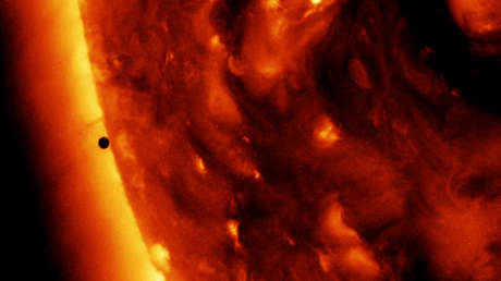 La proximidad de Mercurio al Sol y su pequeño tamaño lo hacen sensible a la dinámica del Sol y su atracción gravitacional.
