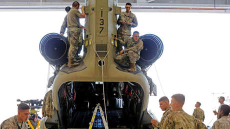 Soldados de EE.UU. preparan un helicóptero para realizar misiones humanitarias en Puerto Rico.