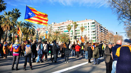 Banderas independentistas frente al Parlamento catalán tras aplazar el pleno. 30 de enero de 2018.