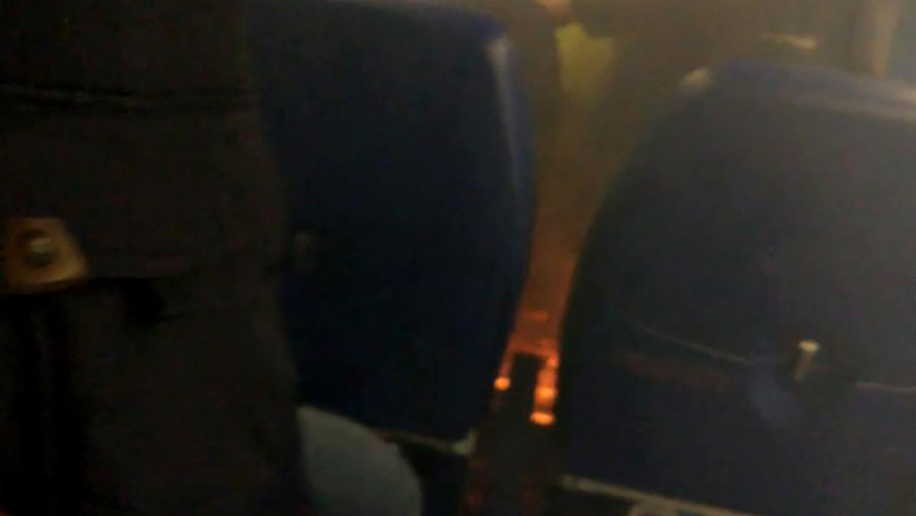 VIDEO: Un avión comercial casi se incendia por culpa de un 'smartphone'