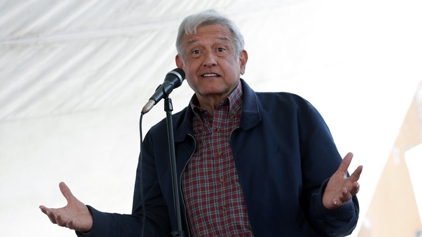 FOTO: Candidato presidencial mexicano porta una chamarra con la leyenda "Andrés Manuelovich"