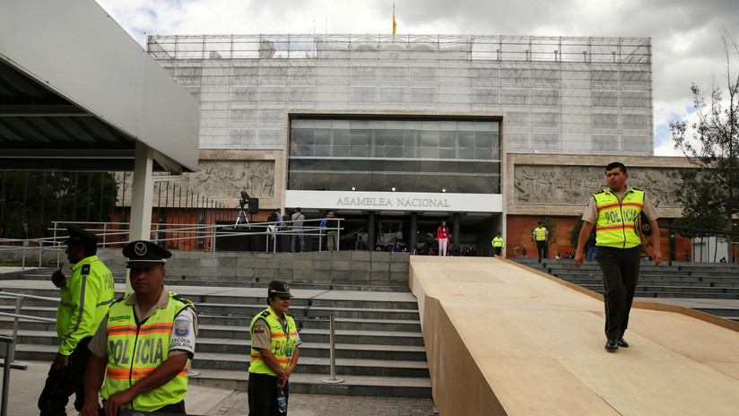 Evacúan el Parlamento de Ecuador por amenaza de bomba días antes del referendo