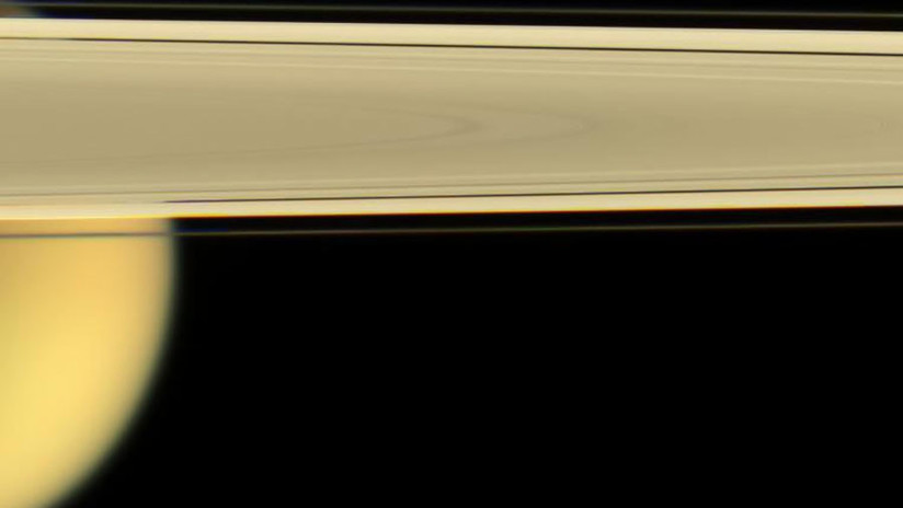 Encuentran posibles señales de vida en una luna de Saturno