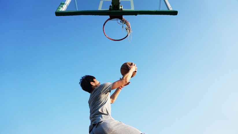 De cine: alumno entra en la historia al ganar un partido de baloncesto con un tiro épico (VIDEO)