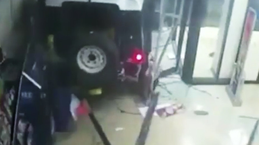 Irrumpen con un todoterreno en un supermercado, arrancan un cajero automático y huyen (VIDEO)