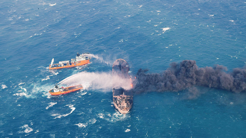 Japón, al borde de una catástrofe ambiental tras la explosión de un petrolero (FOTOS)