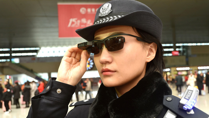 Los policías 'robocop' empiezan a patrullar las calles en China