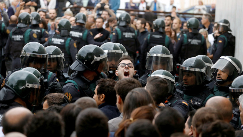 España: Imputados dos antidisturbios por las cargas durante el referéndum en Barcelona