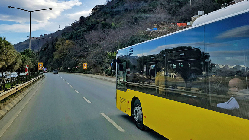 Conductor de un autobús muere mientras maneja y casi provoca una tragedia (FUERTE VIDEO)