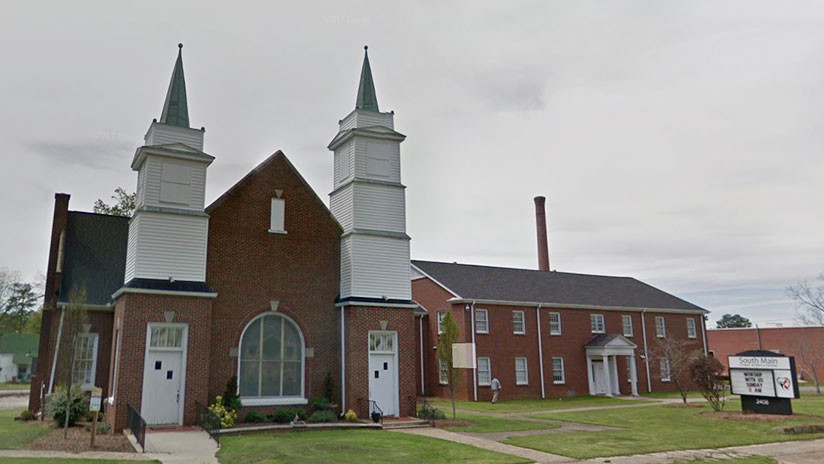 Una mujer estadounidense sale de una iglesia y se arranca los ojos
