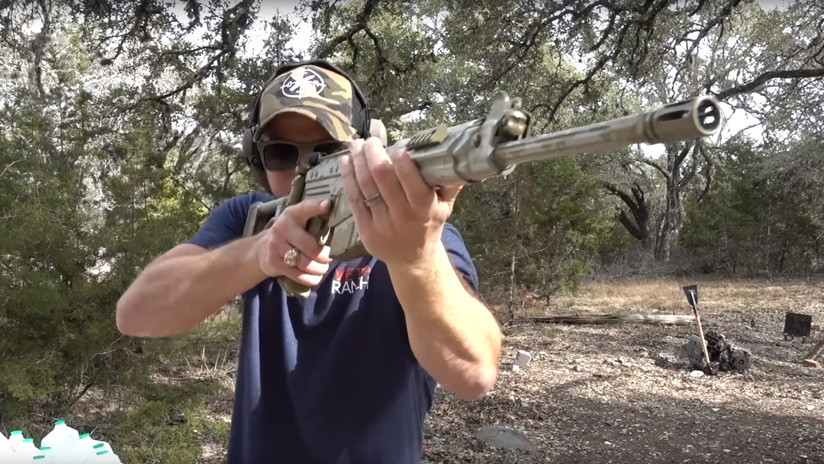 VIDEO: ¿Puede una pala de metal sólido detener un impacto directo de bala?