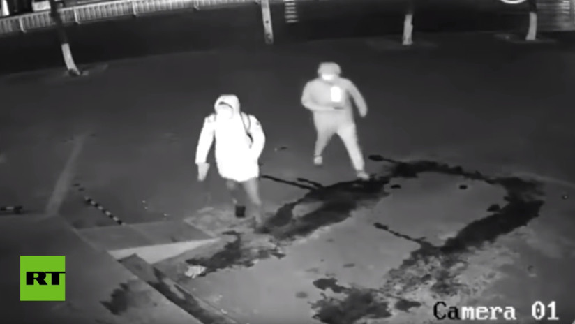 VIDEO: El ladrón más torpe del siglo deja inconsciente a su compinche en pleno robo en Shanghái