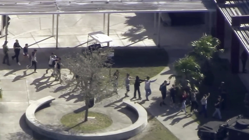 Varios muertos y decenas de heridos deja tiroteo en escuela de Florida, EE.UU. (FOTOS y VIDEO)