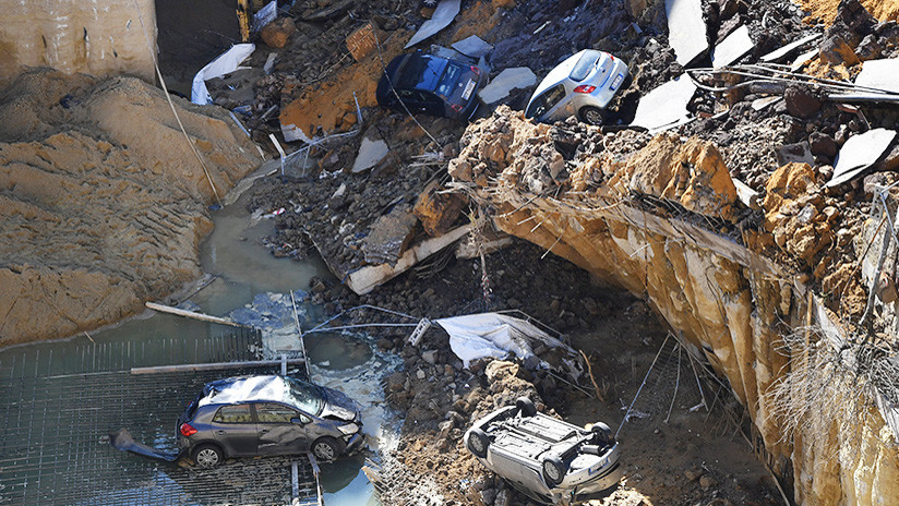 VIDEO, FOTOS: Un socavón gigante 'se traga' coches en Roma