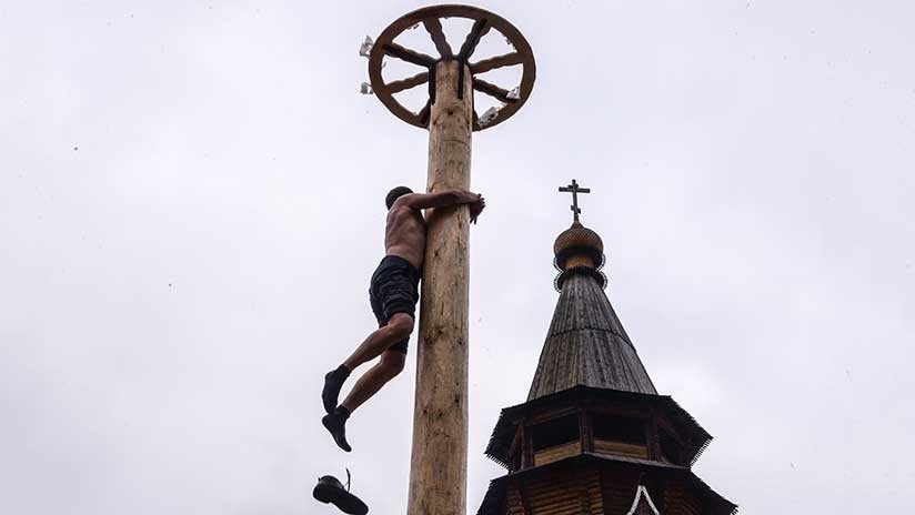 VIDEO: Un hombre se cae de un alto poste durante una fiesta popular en Siberia