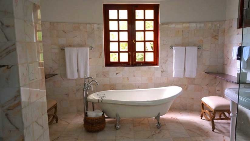 Una mujer muere tras tomarse un selfi en el baño