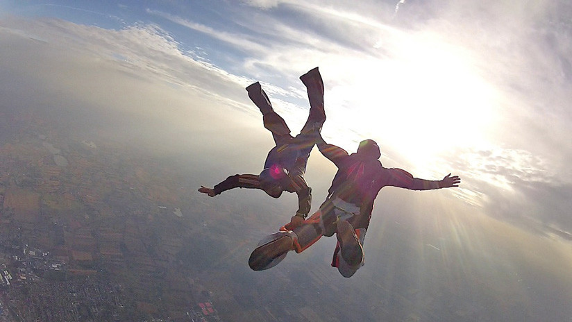 Un instructor de paracaidismo murió salvando a un alumno cuyo equipo falló durante el salto