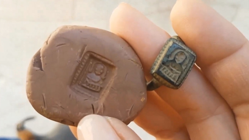 FOTO Y VIDEO: Jardinero israelí halla anillo de 700 años de antigüedad con la imagen de San Nicolás