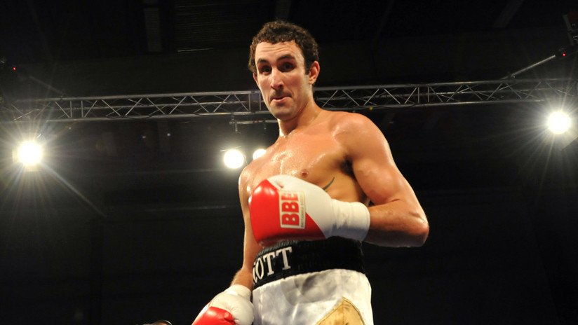 La trágica muerte de un boxeador británico: gana el combate, ofrece una entrevista y colapsa