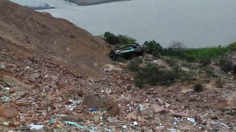 Se ve un autobús después de caer a un precipicio en el sur de Perú, 21 de febrero de 2018