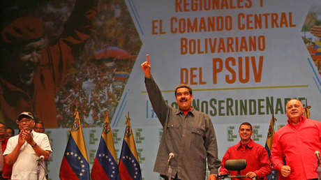 El presidente de Venezuela, Nicolás Maduro, con miembros del PSUV en Caracas, 19 de mayo de 2016.