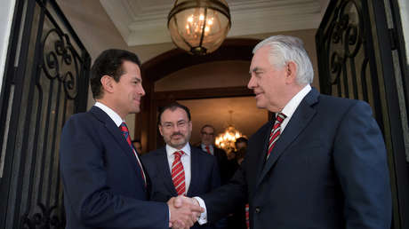 Enrique Peña Nieto aprieta la mano de Rex Tillerson durante la visita del diplomático estadounidense a la Ciudad de México, el 2 de febrero de 2018.