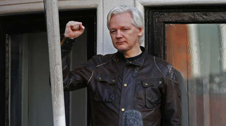 El fundador de WikiLeaks, Julian Assange, en el balcón de la Embajada de Ecuador en Londres (Reino Unido), el 19 de mayo de 2017.