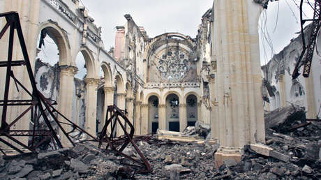 Una vista muestra la catedral gravemente dañada después de un terremoto en Puerto Príncipe, Haití, el 30 de septiembre de 2010.