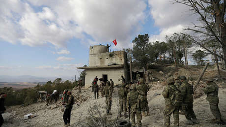 Las fuerzas turcas ondean una bandera en el noreste de Afrín