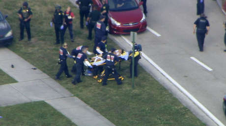 Personal médico atiende a una víctima del tiroteo en la escuela secundaria de Parkland, Florida, el 14 de febrero de 2018.