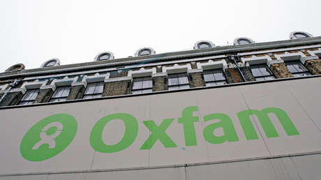 Logotipo de Oxfam en uno de sus locales, Londres, Reino Unido.